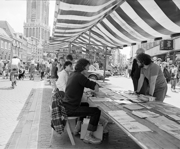106841 Gezicht op de propagandakraam van de Vereniging Oud-Utrecht, op de Stadhuisbrug te Utrecht met J.D. Jansen en ...